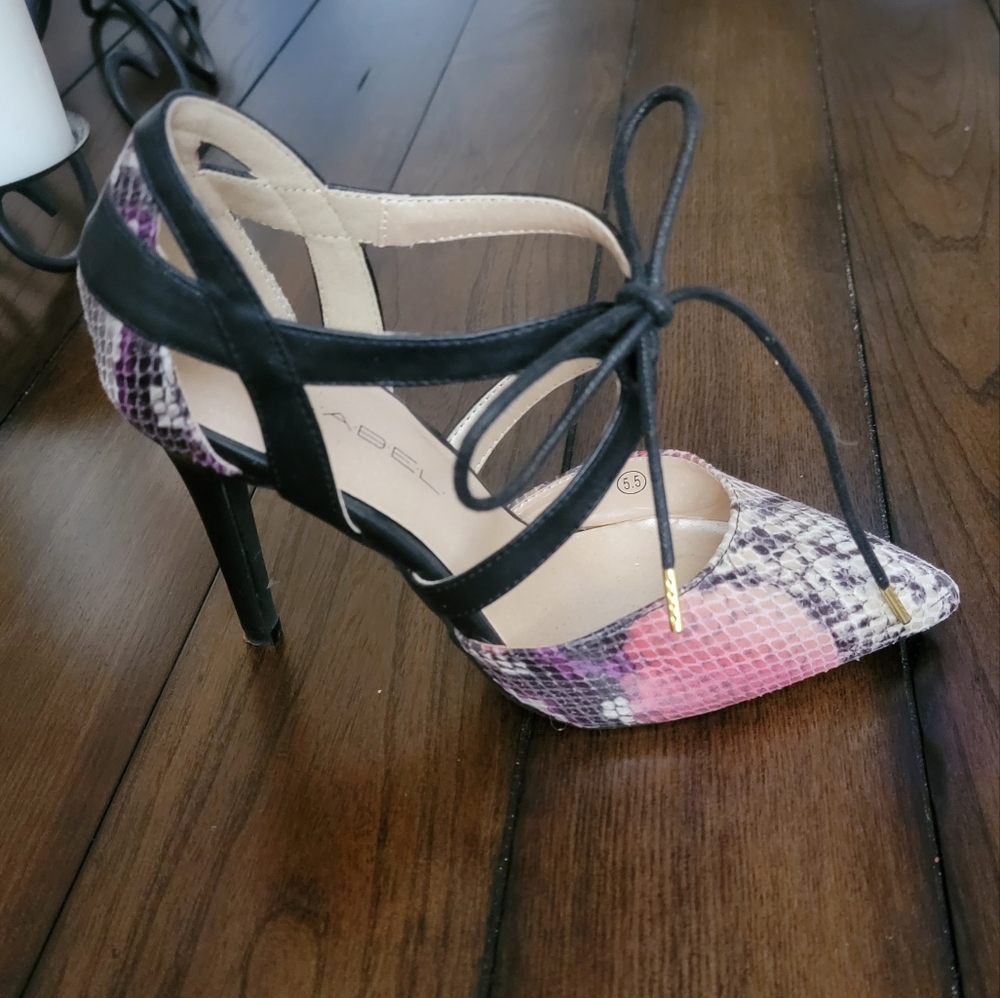 C Label 👠 heels